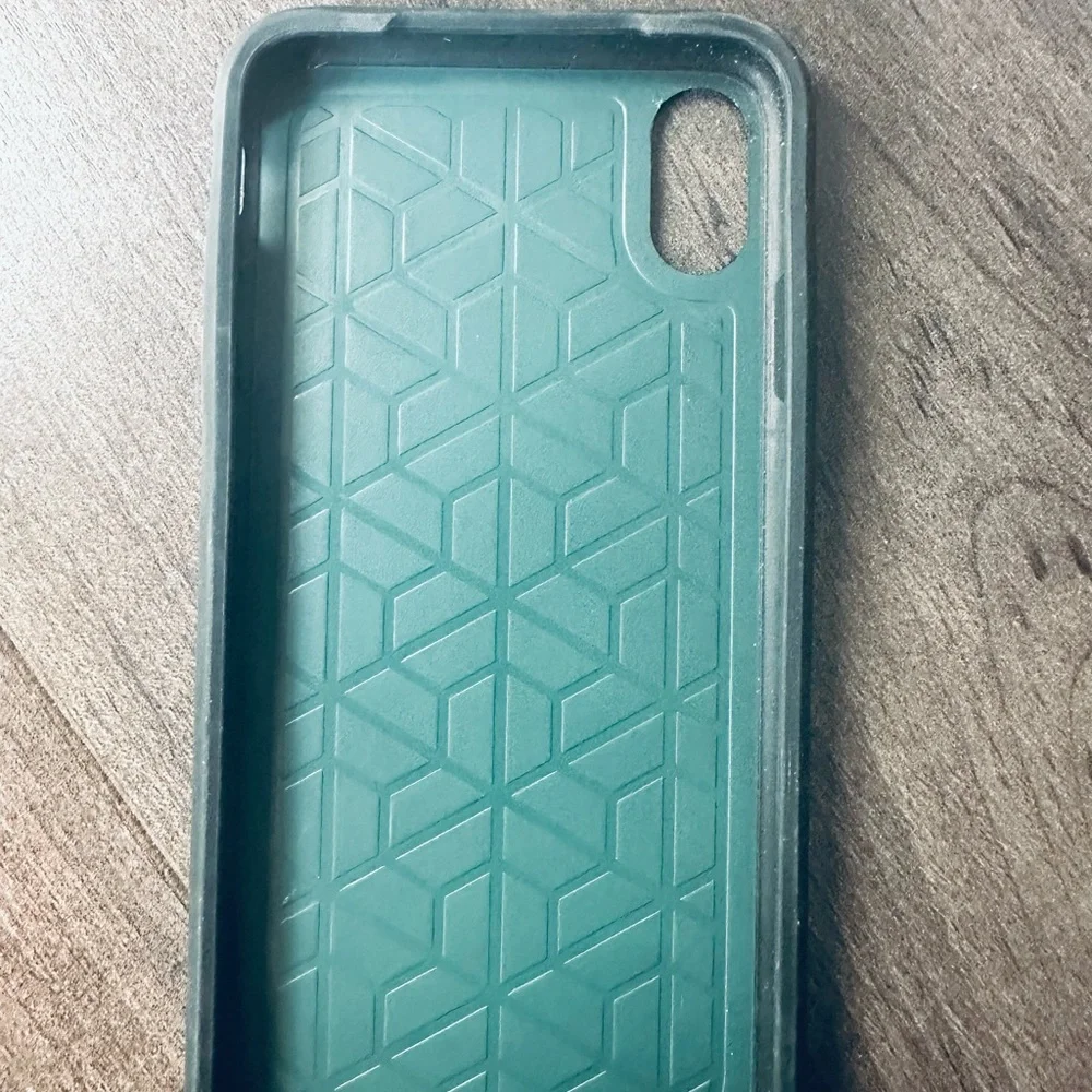 Apple iPhone 11 Hunter Green Otterbox used but hood condition.